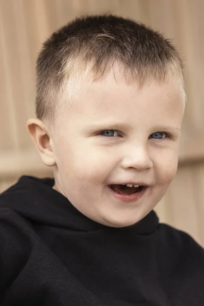 Jongensportret Van Dichtbij Gelukkig Glimlachen Vreugdevol Grappig Jongen Gezicht — Stockfoto