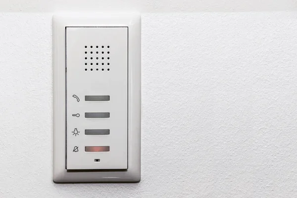 白墙上的对讲机与麦克风 现代门铃 电子锁在公寓内 复制空间 — 图库照片