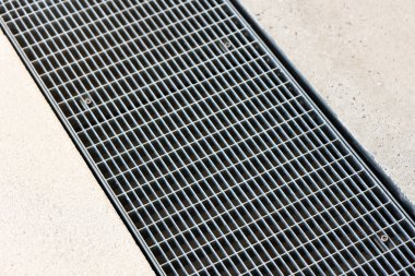 Kanalizasyon Ağı, Kanalizasyon Izgarası, Asfalt Yolu 'nda Yağmur Suyu Izgarası.