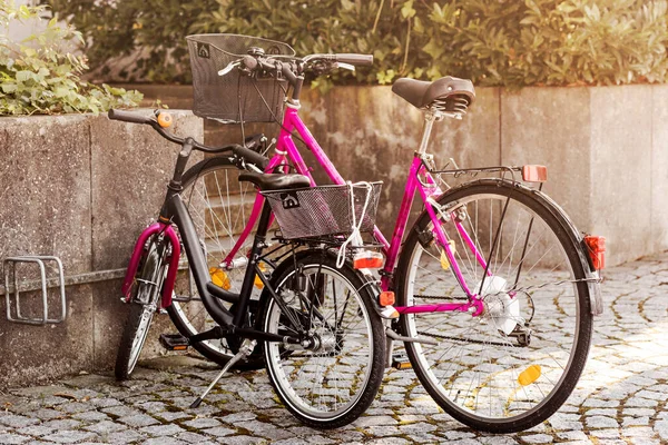 骑自行车的生活方式 优雅的丁香女装时髦自行车和篮子 女孩的自行车看起来像妈妈的自行车 — 图库照片