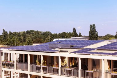 Çatıdaki Apartman 'ın güneş panelleri. Eco City 'de Teraslı Güneş Paneli Çatısı olan Modern Ev.