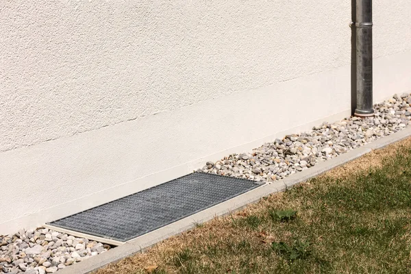 Kanalizasyon sistemi ezilmiş taş, çakıl, drenaj ağı, Perimeter House 'un çevresindeki oluk borusu. Kanalizasyon Kanalizasyon Binası.