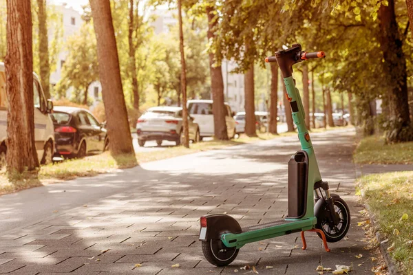 Scooter E-scooter Park Caddesi 'nde kiralanmaya hazır. Elektrik Scooter Paylaşım Servisi Kentsel Uzay Arkaplanında. Eko araç kavramı.