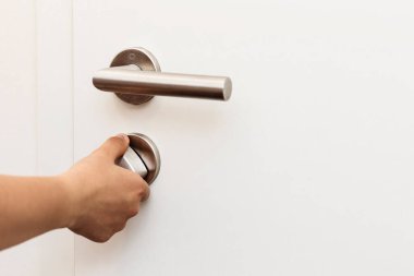 Beyaz Kapıdaki Kapı Kilidi. Kapı Kilidi Kapatılıyor El ile Kapalı