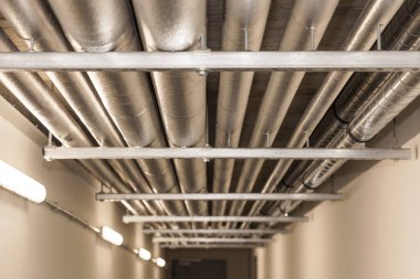 Tavanda havalandırma ve kanalizasyon boruları var. Havalandırma Kanallı Sistemi.