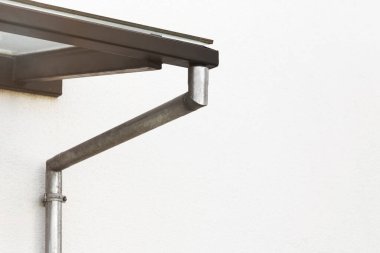 Ön kapının üstündeki çatı oluğu sistemi. Metalik Kanalizasyon Çatı Sistemi Boşaltma Borusu Dış.