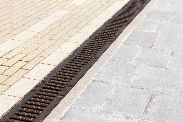 Σύστημα Αποχέτευσης Ομβρίων Υδάτων Στο Cobblestone Sidewalk Αποχέτευση Ditch Καλύπτονται — Φωτογραφία Αρχείου