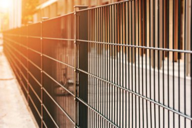Metal Şebeke 'den çit paneli. Grating Wire Endüstriyel Çiti. Güneş Işığı 'ndaki Özel Mülk Bölgesi' nde Çit.