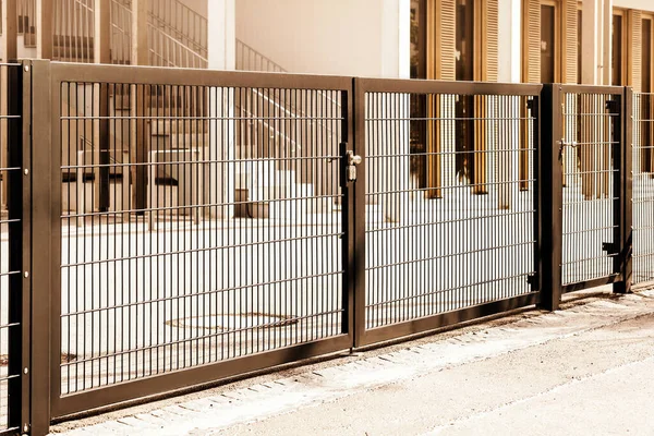 门与Mesh 金属关闭了通往私人庭院的分段门 格栅钢丝工业用保险丝门 — 图库照片