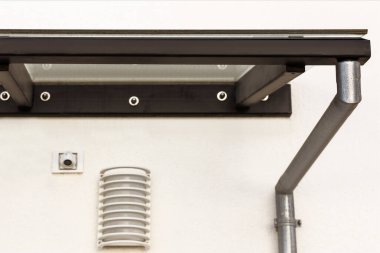 Evin Girişi 'nin Çatısı. Modern Kanalizasyon Çatı Giriş üzerinde Lamba ve Video Kamera ile. 