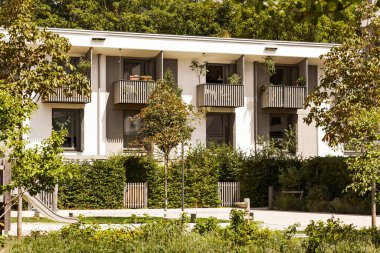 Balkonlu ve manzaralı Modern Multi Apartmanı. Bahçe ya da Bahçeli Konut Evi.