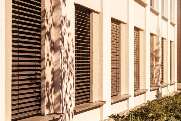 Sunny Day 'de Outdoor Windows of Modern Building' in Dış Körler ya da Pencereleri. Pencerelerde Güneş Koruması.
