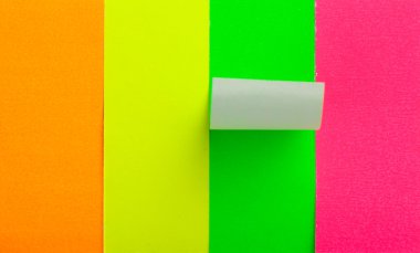 çok renkli yazı bu notlar üzerinde beyaz izole