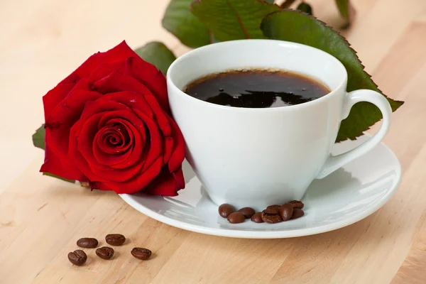 Kaffeetasse mit Rose — Stockfoto