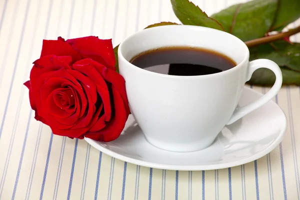 Tazza di caffè con rosa — Foto Stock