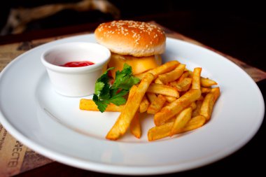 Hamburger patates ile