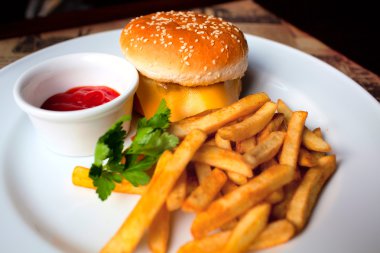 Hamburger patates ile