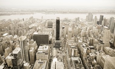 Günbatımında renkli bulut ile New york city skyline havadan görünümü