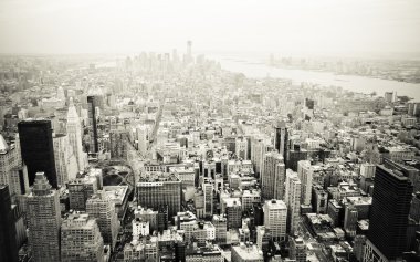 Günbatımında renkli bulut ile New york city skyline havadan görünümü