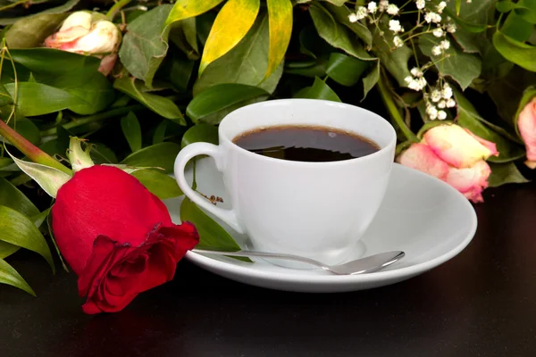 Кофейная чашка с розой — стоковое фото