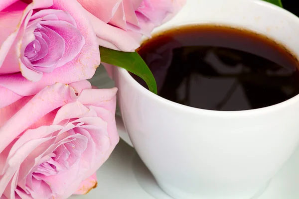 Tasse Kaffee mit zarter rosa Rose — Stockfoto