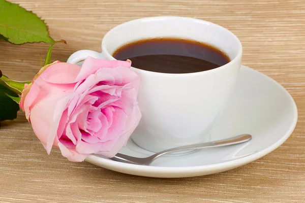Tasse Kaffee mit Rose — Stockfoto