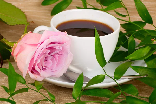 Tasse Kaffee mit Rose — Stockfoto