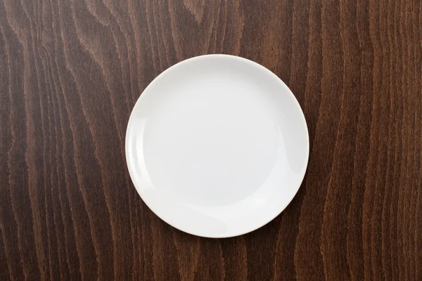 Bílá deska a stříbrné nádobí — Stock fotografie