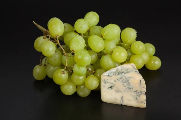 Uva com queijo — Fotografia de Stock