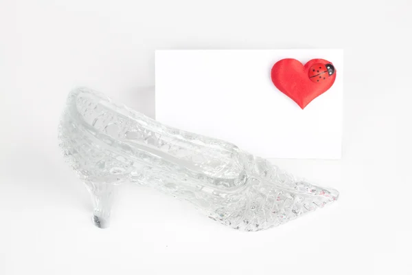 Жіноче скляне взуття з відображенням ізольоване на чорному тлі — стокове фото