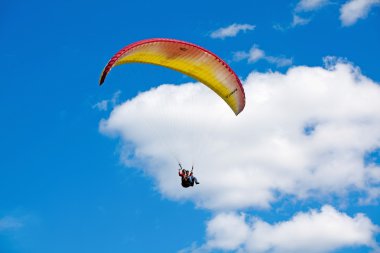 parashutist gökyüzünde