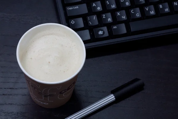 Una taza de café con una calculadora —  Fotos de Stock