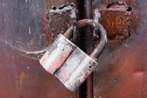 锁和老门上的铁链的特写 — 图库照片