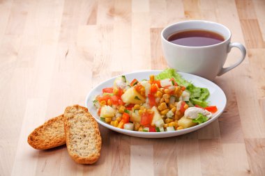 mutfak masasının üstünde salata