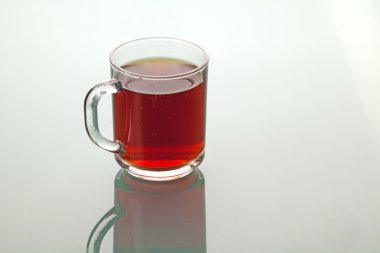 Çay fincanı masanın üstünde.