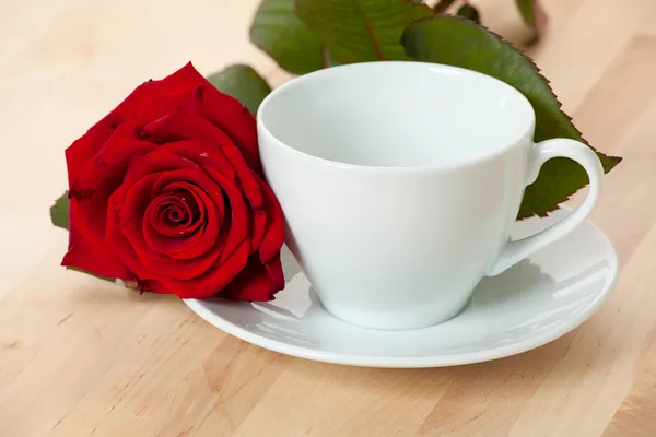 Weiße Tasse mit einer Rose — Stockfoto