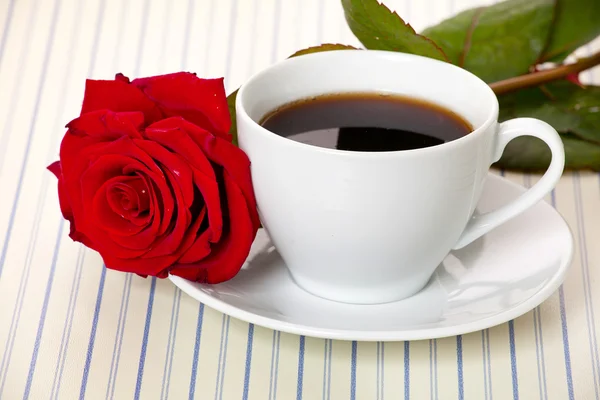 Weiße Tasse mit einer Rose — Stockfoto