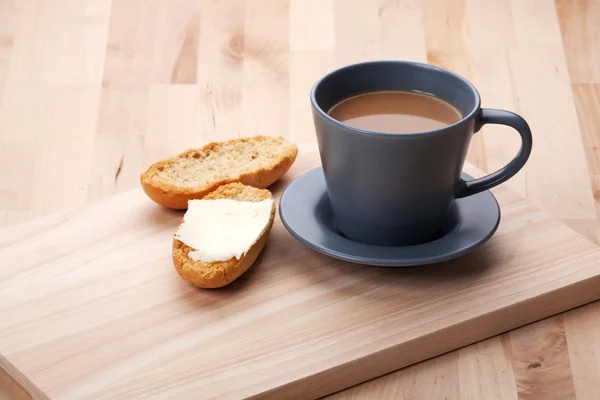 Śniadanie. filiżankę kawy na stole w kuchni w brzoza — Zdjęcie stockowe