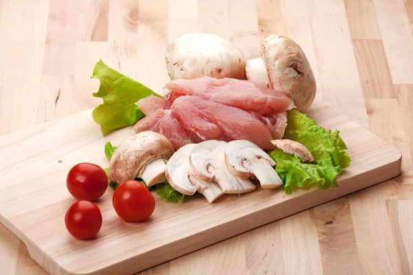 Frango fresco na mesa da cozinha — Fotografia de Stock