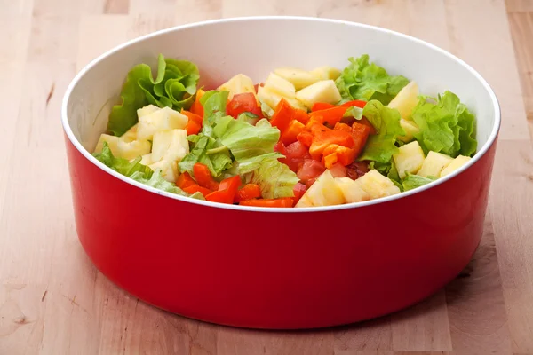 Salade sur la table de cuisine — Photo