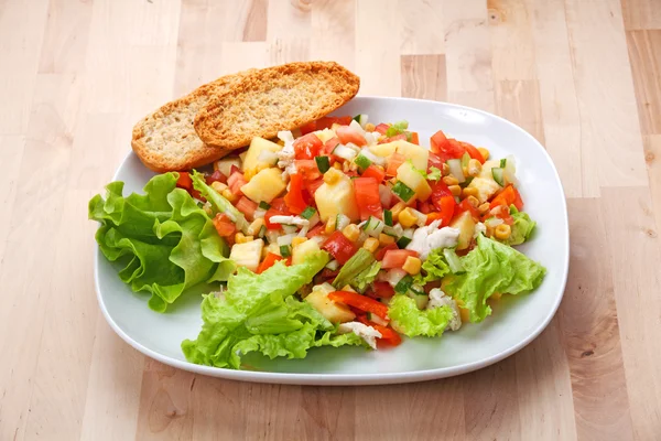 Salade op de keukentafel — Stockfoto