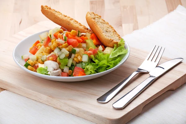 Salade sur la table de cuisine — Photo