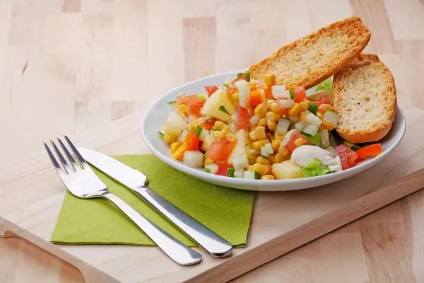 Salade op de keukentafel — Stockfoto