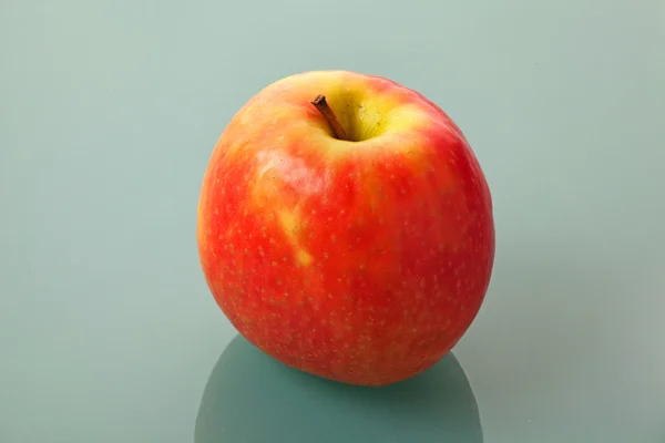 Яблоко на столе — стоковое фото