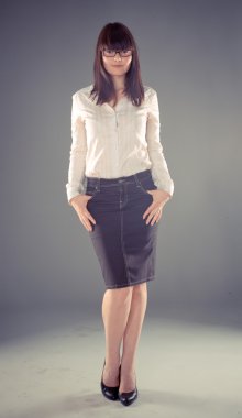 girl gözlüklerle poz