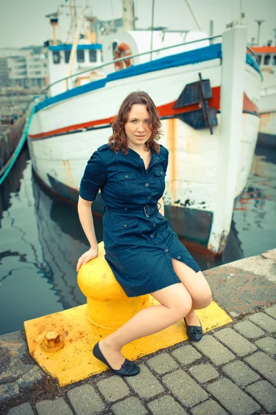 Girl on quay — Stock Photo, Image