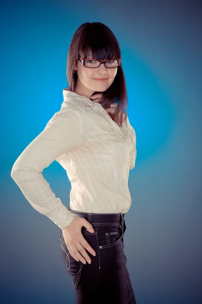 Mädchen posiert mit Brille — Stockfoto