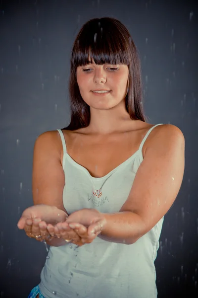 Mädchen im Regen — Stockfoto