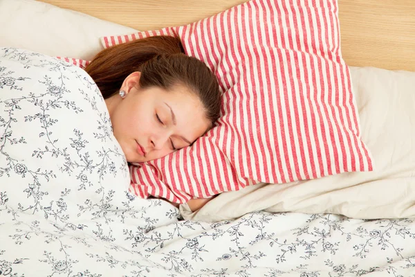 Mädchen im Bett — Stockfoto