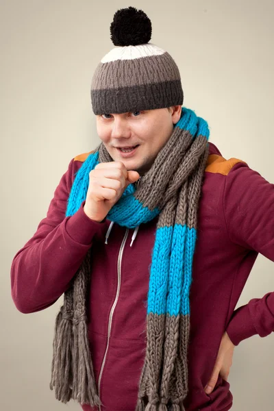 Homme en chapeau et écharpe — Photo